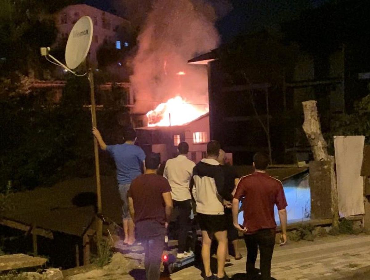 Üsküdar'da iki katlı bina alevlere teslim oldu