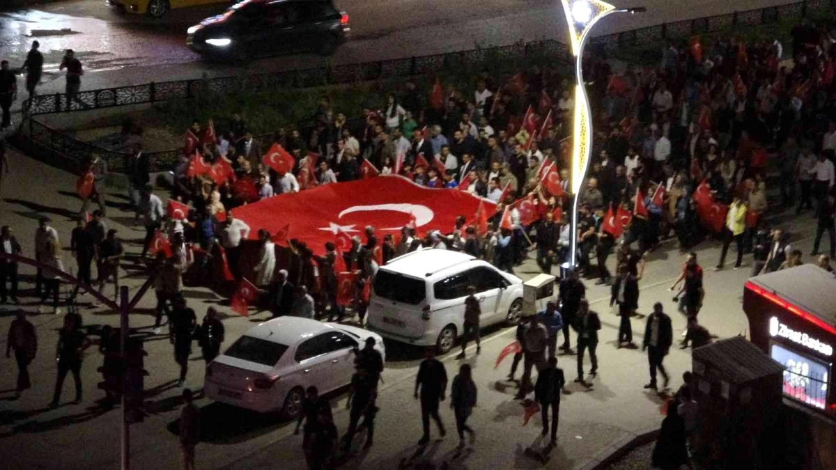 Yüksekova\'da binlerce kişi dev Türk bayrağıyla \'15 Temmuz Demokrasi ve Milli Birlik Günü\' yürüyüşüne katıldı