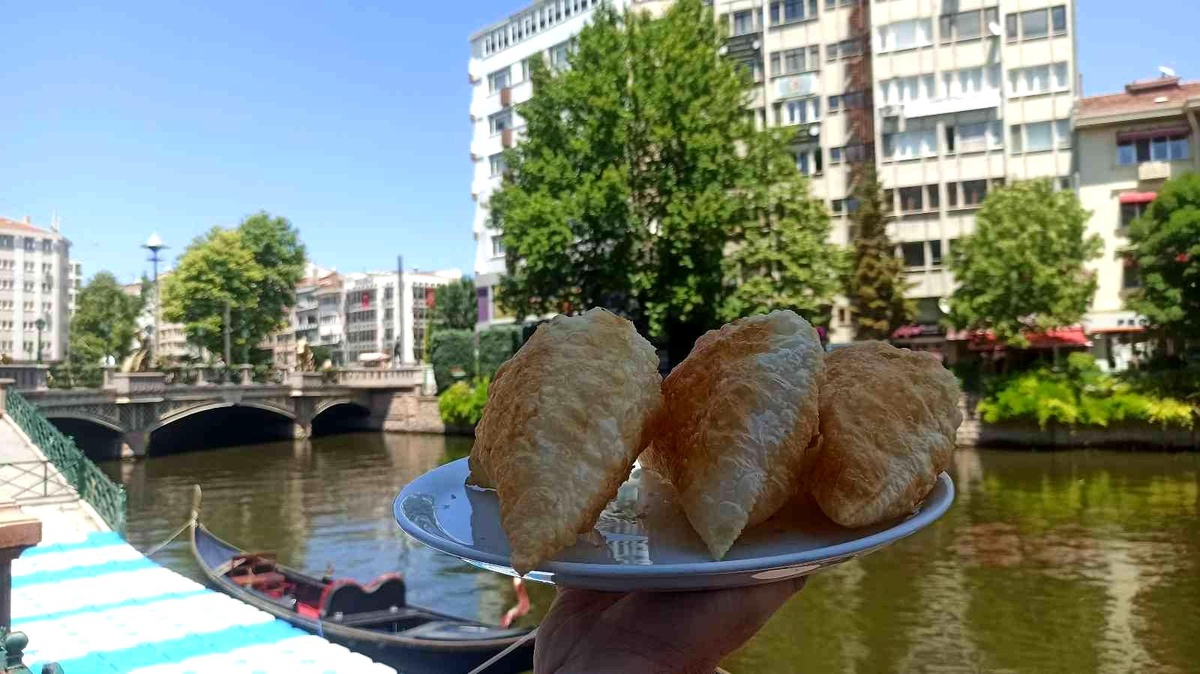 Yurt dışından gelenlerin gözdesi \'çibörek\'