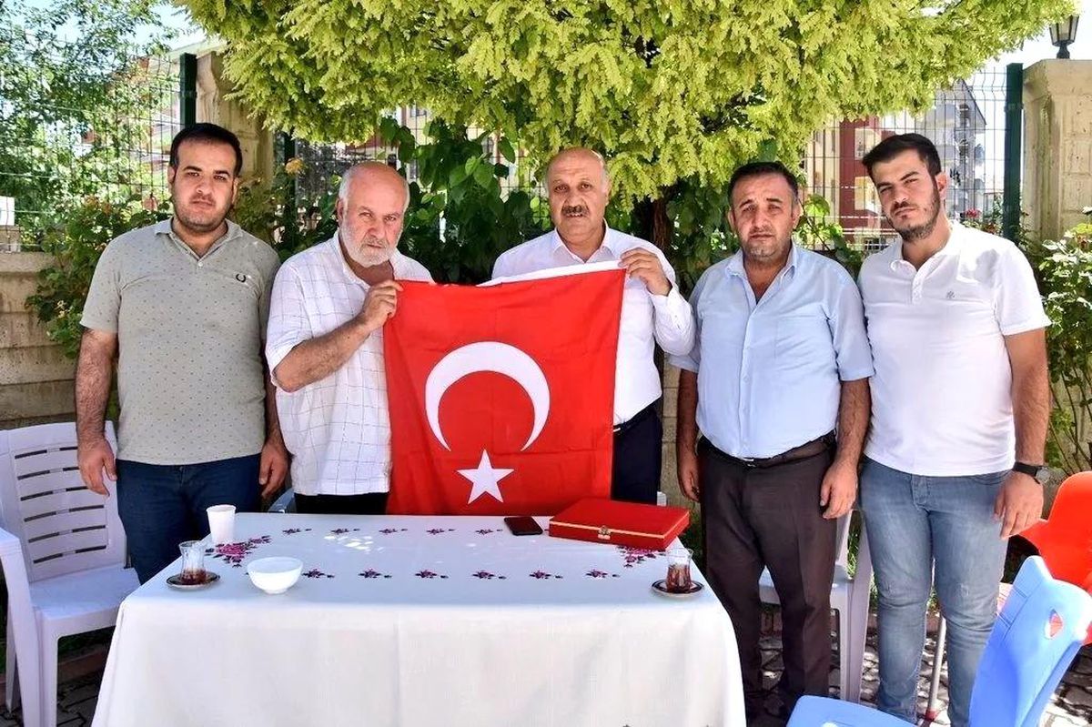 Zelyurt, 15 Temmuz şehidi Bozkurt\'un kabrini ve ailesini ziyaret etti