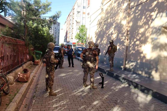 Özel Hareket'tan nefes kesen rehine kurtarma operasyonu! 9 kişiyi içeriden alıp çıktılar Özel Hareket'tan nefes kesen rehine kurtarma operasyonu! 9 kişiyi içeriden alıp çıktılar