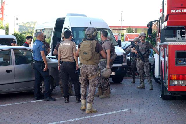 Özel Hareket'tan nefes kesen rehine kurtarma operasyonu! 9 kişiyi içeriden alıp çıktılar Özel Hareket'tan nefes kesen rehine kurtarma operasyonu! 9 kişiyi içeriden alıp çıktılar