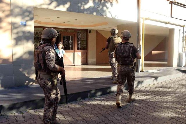 Özel Hareket'tan nefes kesen rehine kurtarma operasyonu! 9 kişiyi içeriden alıp çıktılar Özel Hareket'tan nefes kesen rehine kurtarma operasyonu! 9 kişiyi içeriden alıp çıktılar