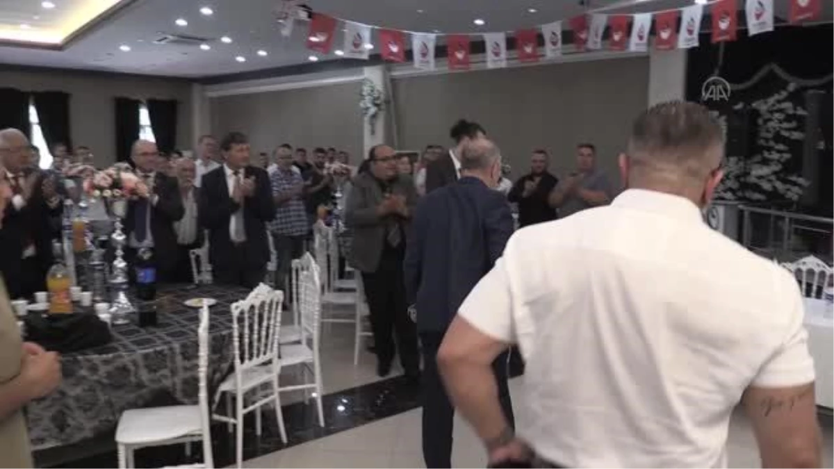 BALIKESİR - Zafer Partisi Genel Başkanı Özdağ, Balıkesir\'de partisinin il kongresine katıldı