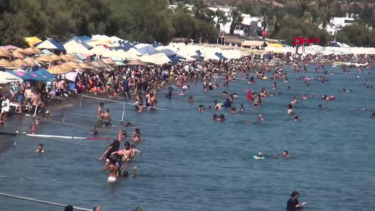 BODRUM'DA 'SON GÜN' YOĞUNLUĞU; PLAJLAR DOLUP TAŞTI