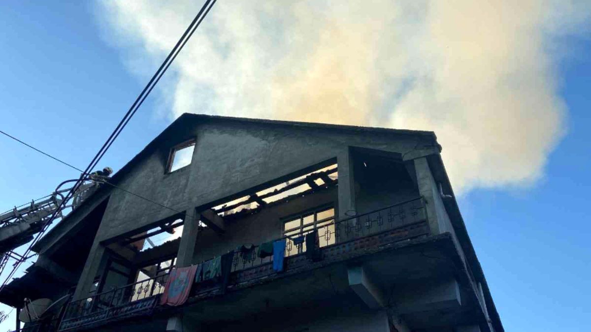 Son dakika 3. sayfa: Çaycuma'da korkutan çatı yangını