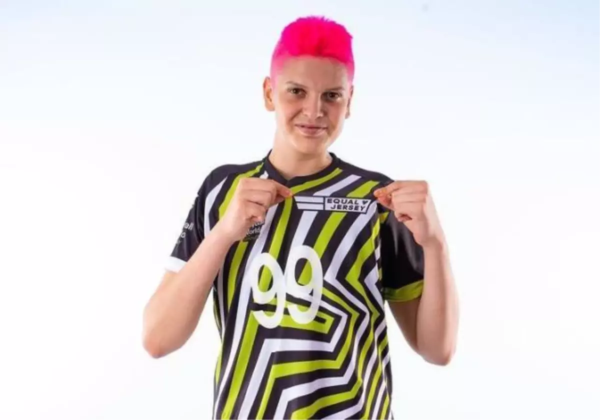 Milli maçta "voleybolda eşitliğe" vurgu yapan uygulama! Ebrar Karakurt\'un giydiği forma olay oldu...