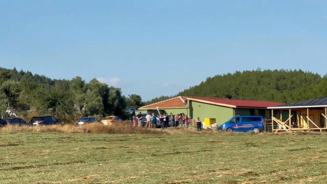 Eğitimci Arıkan ve şoförünün öldürüldüğü çiftlik yakınındaki tarlada bıçak bulundu (4) Eğitimci Arıkan ve şoförünün öldürüldüğü çiftlik yakınındaki tarlada bıçak bulundu (4)