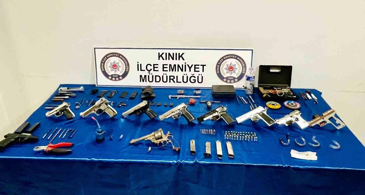 Kınık\'ta operasyon: Çok sayıda silah ele geçirildi
