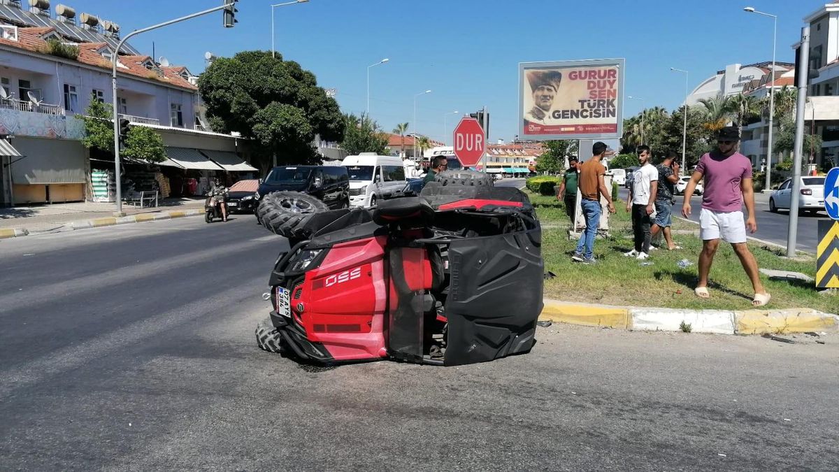 Kırmızı ışık ihlali yapan ATV otomobille çarpışıp takla attı... O anlar kamerada