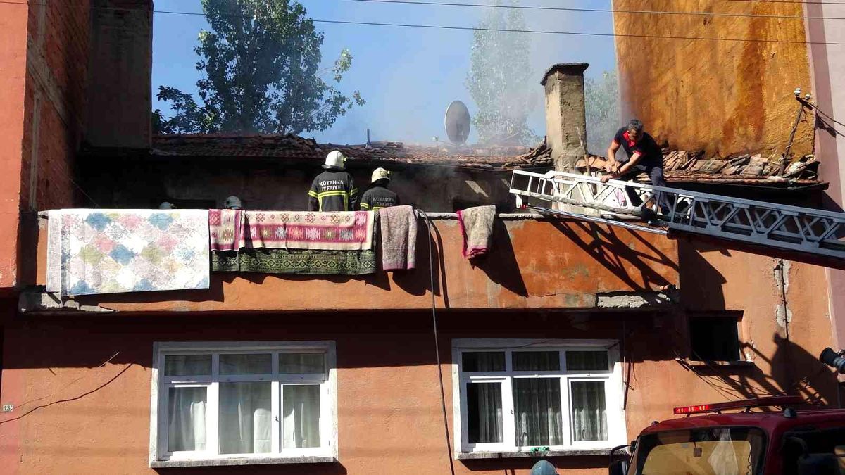 Son dakika haberleri... Kütahya\'daki çatı yangını korkuttu