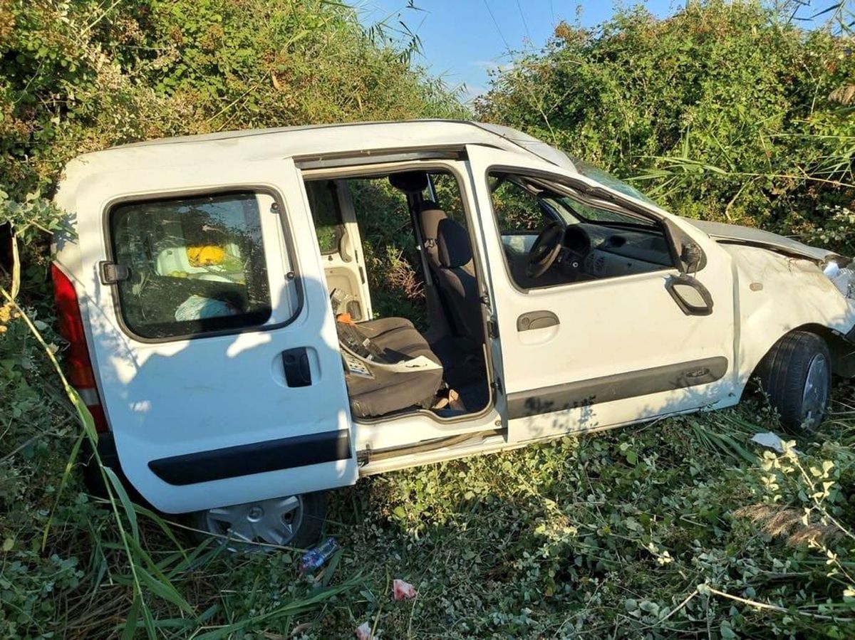 Son dakika haber: Manisa'da kontrolden çıkan kamyonet şarampole düştü: 5 yaralı