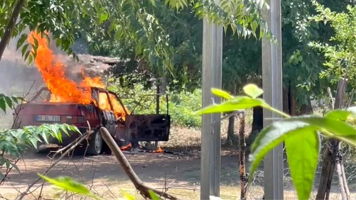 Osmaniye\'de park halindeki otomobil alev alev yandı