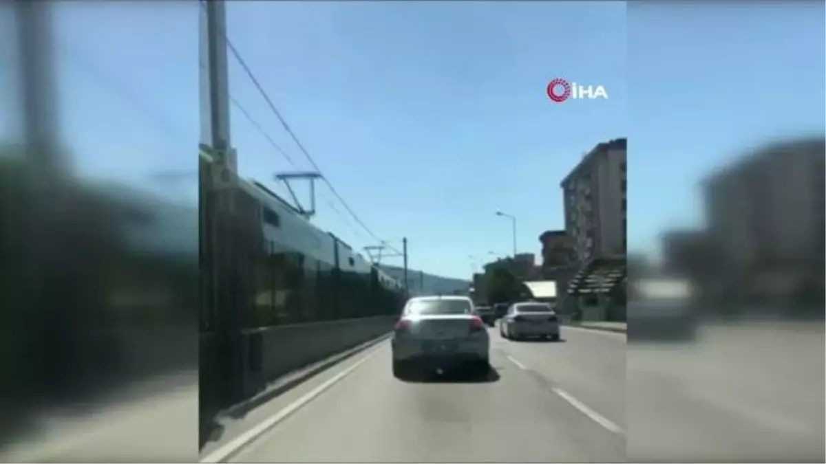 Sandalyeleri akan trafikte motosikletle taşıdılar