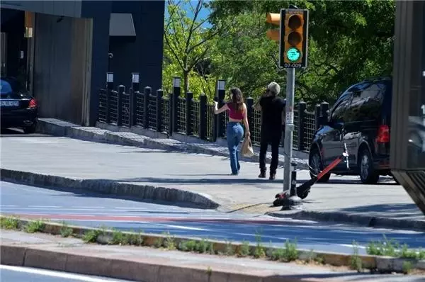 Genç bir kadınla görüntülenen Sinan Çetin, büyük panik yaşadı