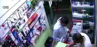 Son dakika haber | Tamir için getirilen telefonun bataryası bomba gibi böyle patladı... O anlar kamerada