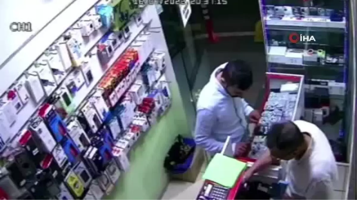 Son dakika haber | Tamir için getirilen telefonun bataryası bomba gibi böyle patladı... O anlar kamerada