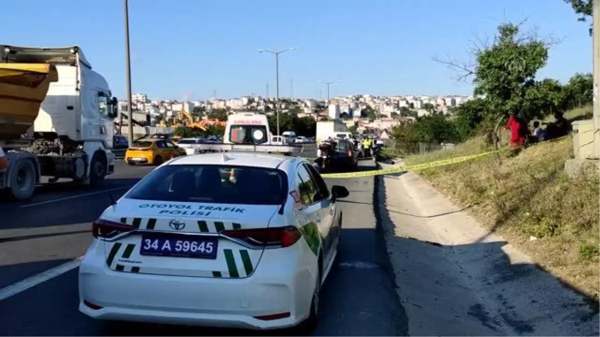 Son dakika haberleri: TEM'de emniyet şeridinde duran otomobile çarpan motosikletin sürücüsü öldü (2)