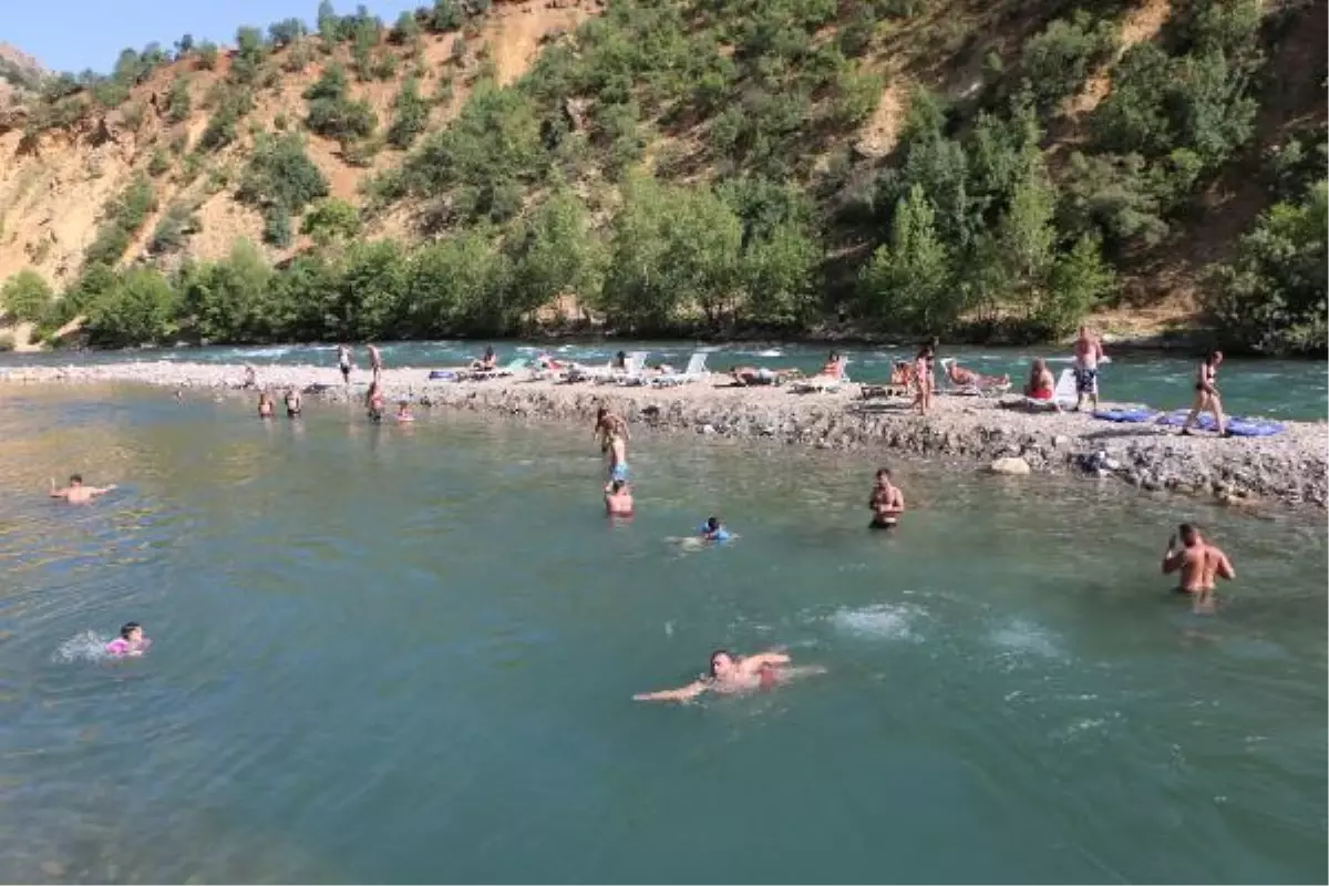 TUNCELİ\'DE SICAKLIK 40 DERECEYİ BULDU; HALK MUNZUR VE PÜLÜMÜR ÇAYLARINDA SERİNLEDİ