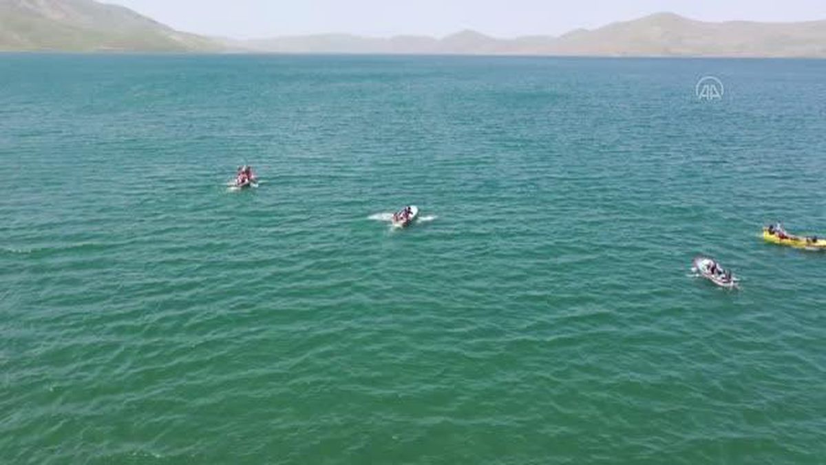 Vali Varol, bir zamanlar terörle anılan Balık Gölü'nde su sporu yaptı