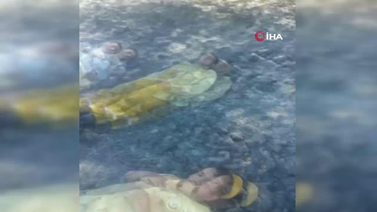 Yangının kahramanları, yorgun bedenlerini toprak üzerinde dinlendiriyorlar