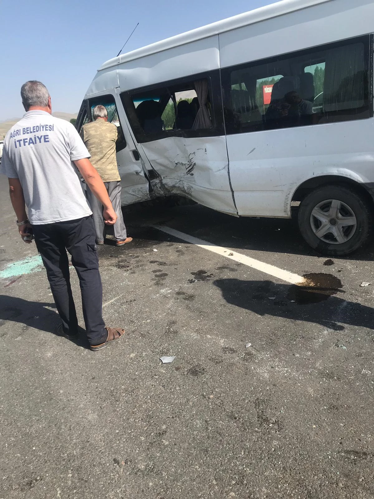 Ağrı\'da hafif ticari araçla minibüs çarpıştı, 12 kişi yaralandı