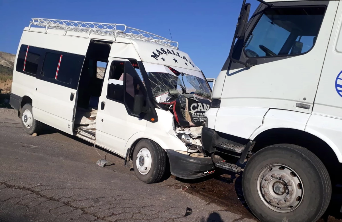 Ankara\'da minibüs ile kamyonun çarpışması sonucu 16 kişi yaralandı