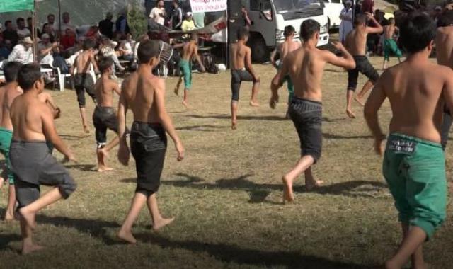 Artvin'de güreşçi rakibini bıraktı, hakemi yere serdi Artvin'de güreşçi rakibini bıraktı, hakemi yere serdi