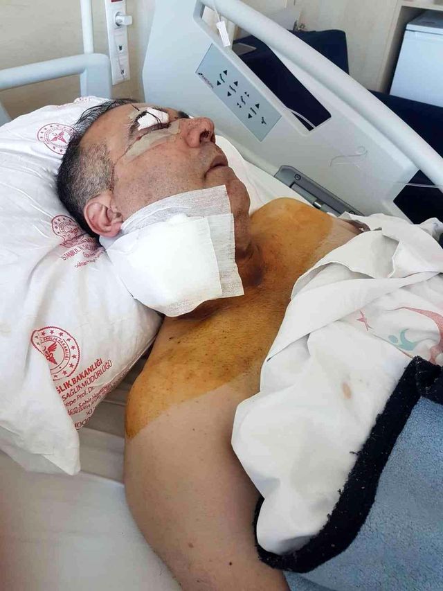 İndi bindi ücretini fazla bulan yolcu, silahını çekip taksiciyi boynundan vurdu İndi bindi ücretini fazla bulan yolcu, silahını çekip taksiciyi boynundan vurdu