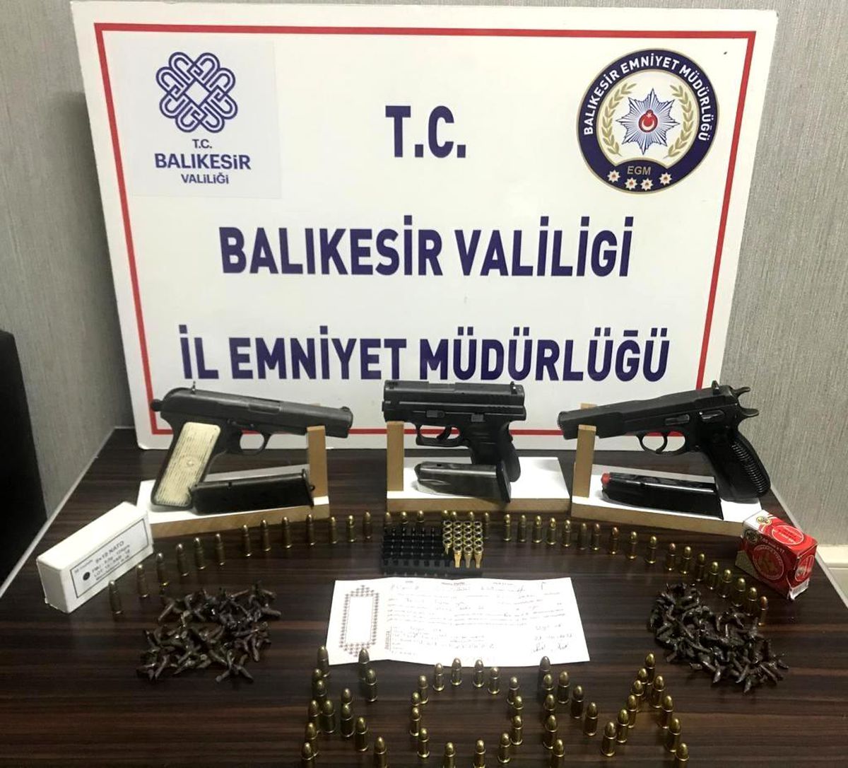 Balıkesir\'de 74 aranan şahsa operasyon