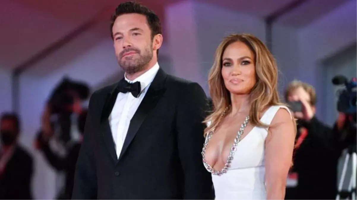 Ben Affleck\'le nikah masasına oturan Jennifer Lopez, düğün sonrası alyansıyla poz verdi!