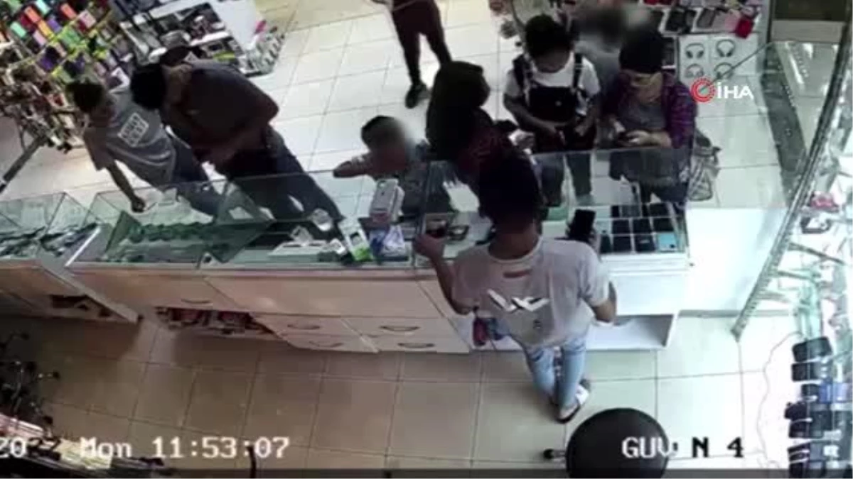 Çocuk hırsızlar telefon çalarken kameraya yakalandı