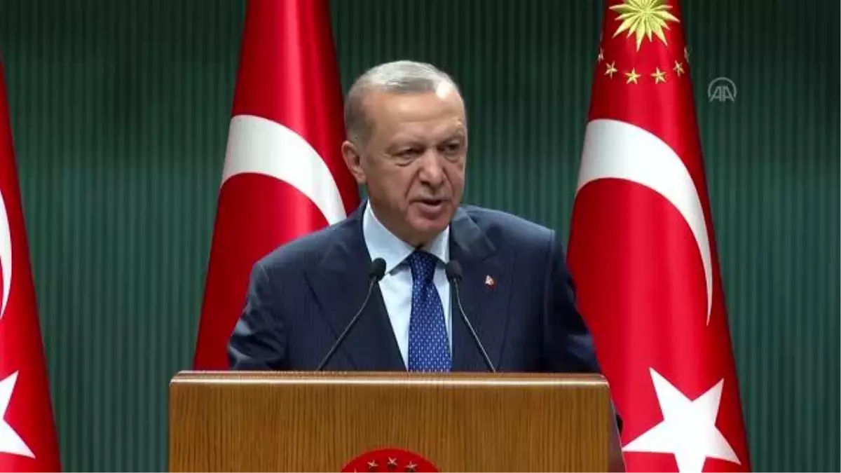 Cumhurbaşkanı Erdoğan: 'Devlete bağlı üniversitelerimizin tıp ve diş hekimliği fakültelerinin son sınıf öğrencilerine asgari ücret tutarı kadar ödeme...