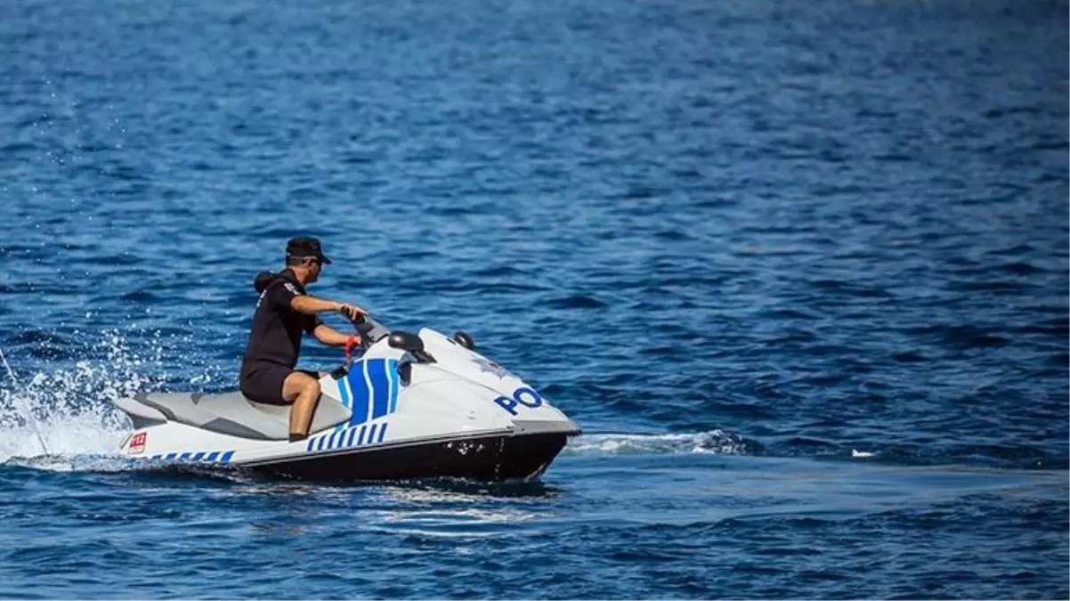 Uçmaktan yorulan muhabbet kuşu denize düştü! Polisin mucize kurtarışı kameralara yansıdı