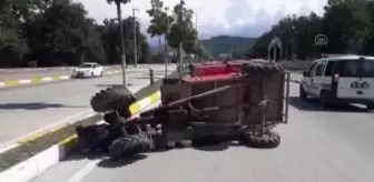 Devrilen tarım aracının altında kalan 3 kişi ağır yaralandı