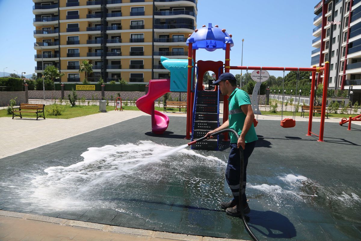 Efeler Belediyesi Ekipleri Parklardaki Çalışmalarına Devam Ediyor