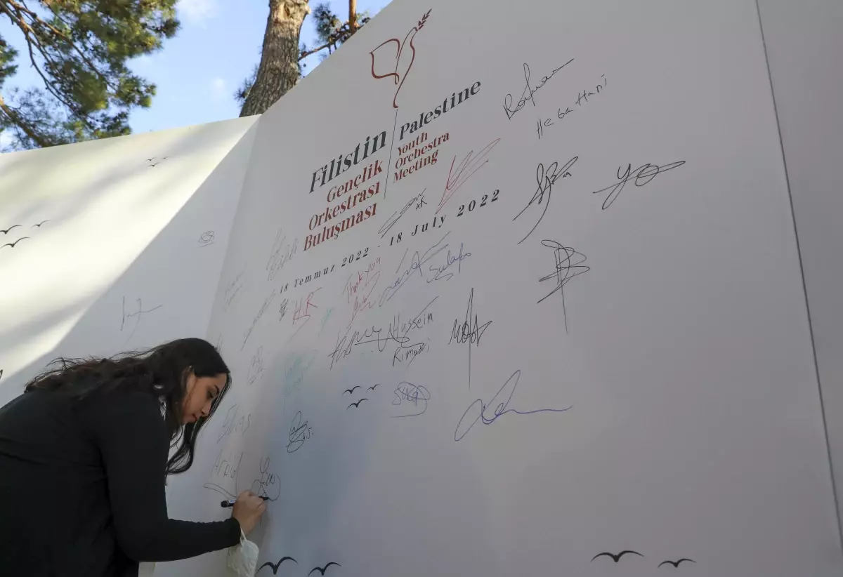 Kültür ve Turizm Bakanı Ersoy, Barış Konseri'nin mimarı Filistinli müzisyenler ve CSO sanatçılarıyla bir araya geldi