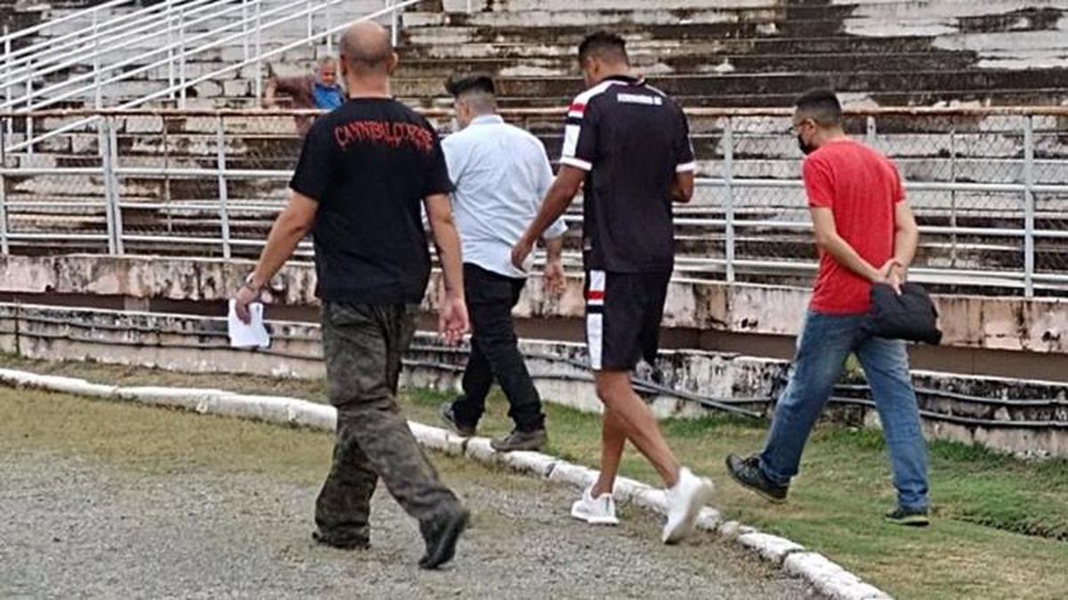 Futbol sahalarında şaşırtan olay! Brezilyalı futbolcu karşılaşma öncesi tutuklandı