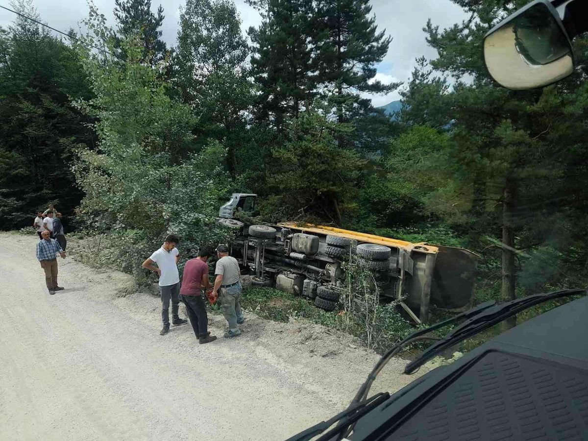 Son dakika haberi | Hafriyat kamyonu devrildi: 1 yaralı