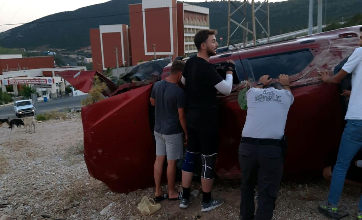 Son dakika haber | Hastane yolunda kaza; 2 yaralı