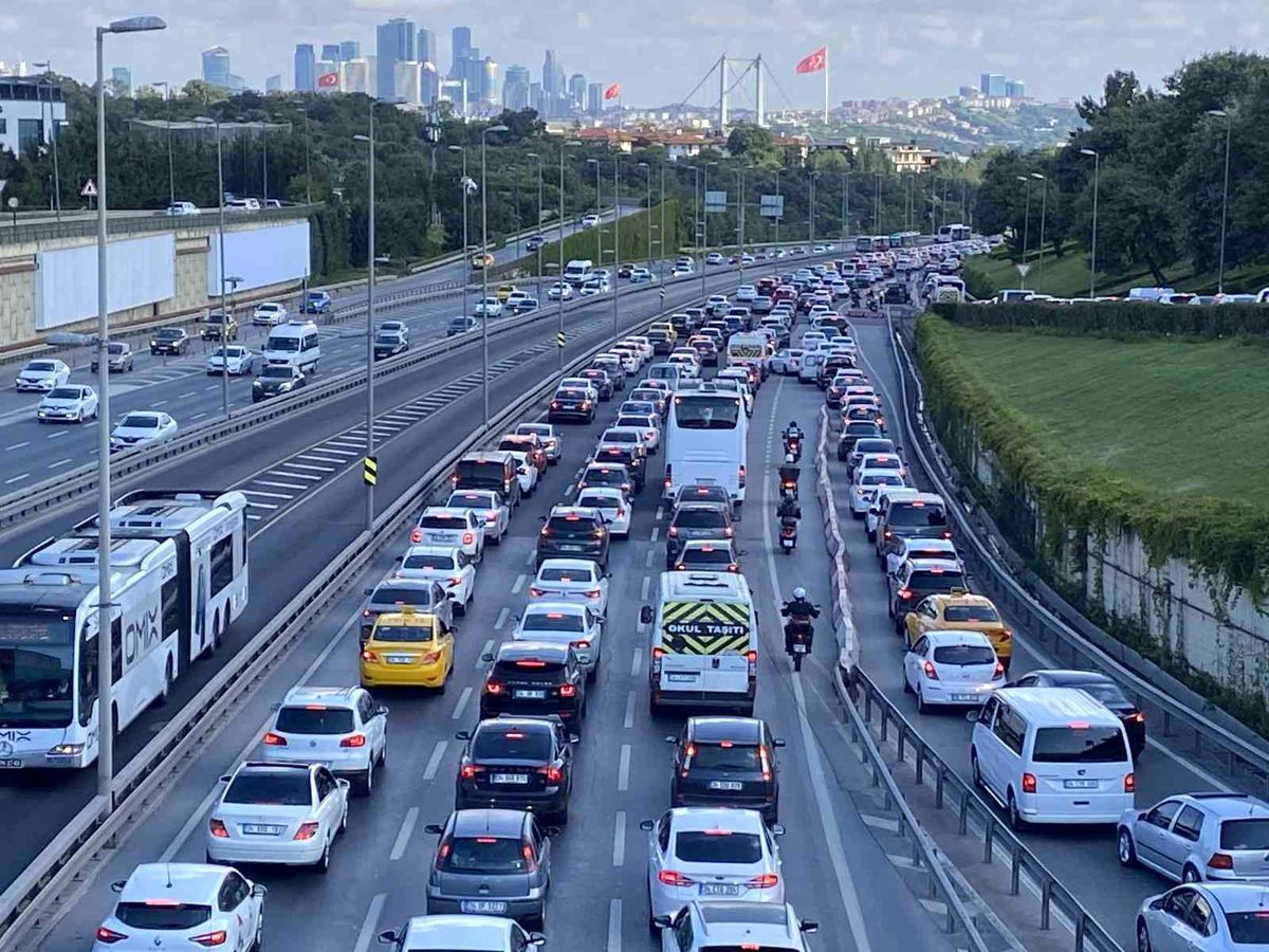 İstanbul'da bayram dönüşü trafik yoğunluğu oluştu