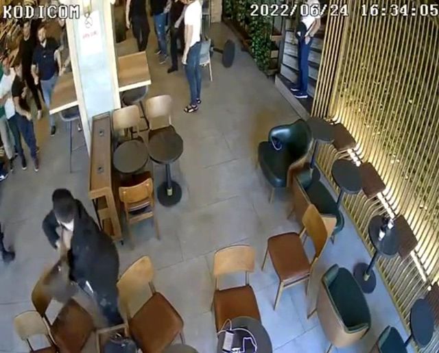 3. günde ikinci künde vakası! Kafede tuttuğu adamı sert şekilde yere yapıştırdı