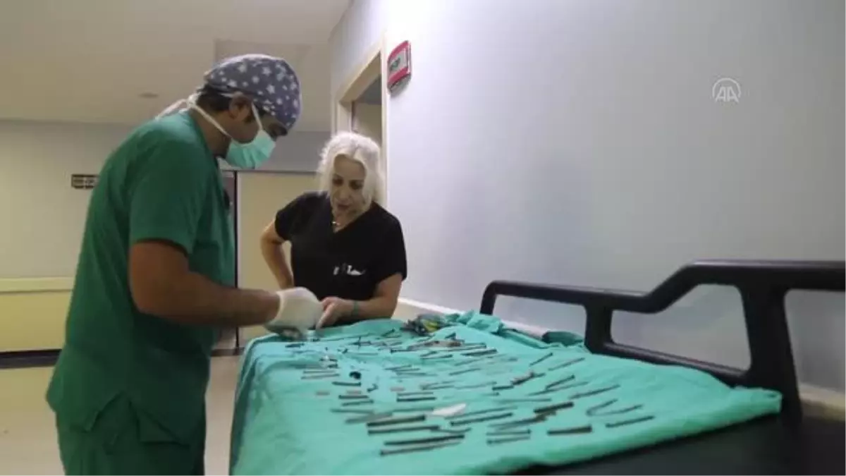 Kadın hastanın midesinden 158 yabancı cisim çıkarıldı