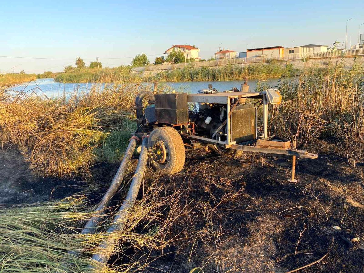 Son dakika haberi: Kargılık alanda çıkan yangında vinç ve tarım aletleri yandı