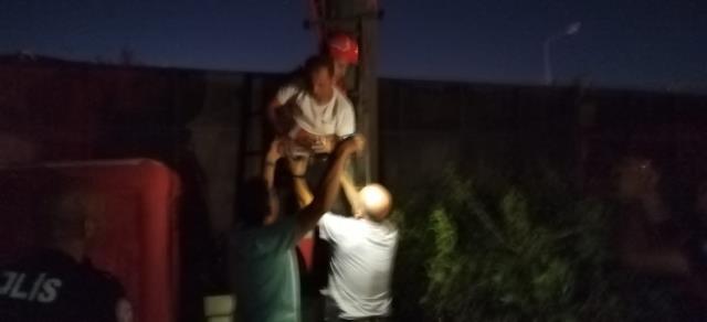Karısından boşanmak istemeyen adam, 50 metre uzunluğundaki direğe tırmandı
