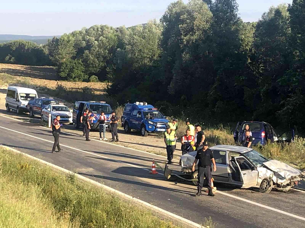 Kastamonu\'daki hafif ticari araçla otomobilin çarpıştığı kazada ölü sayısı 2\'ye yükseldi