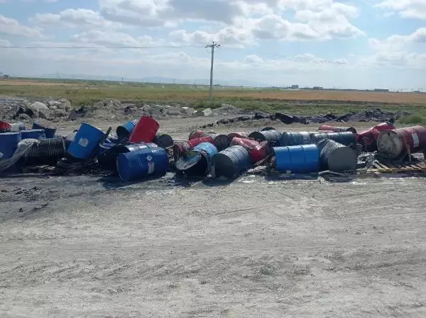 Konya'da 2 mahalleye içerisi asit dolu variller bırakıldı, 20 küçükbaş yaralandı