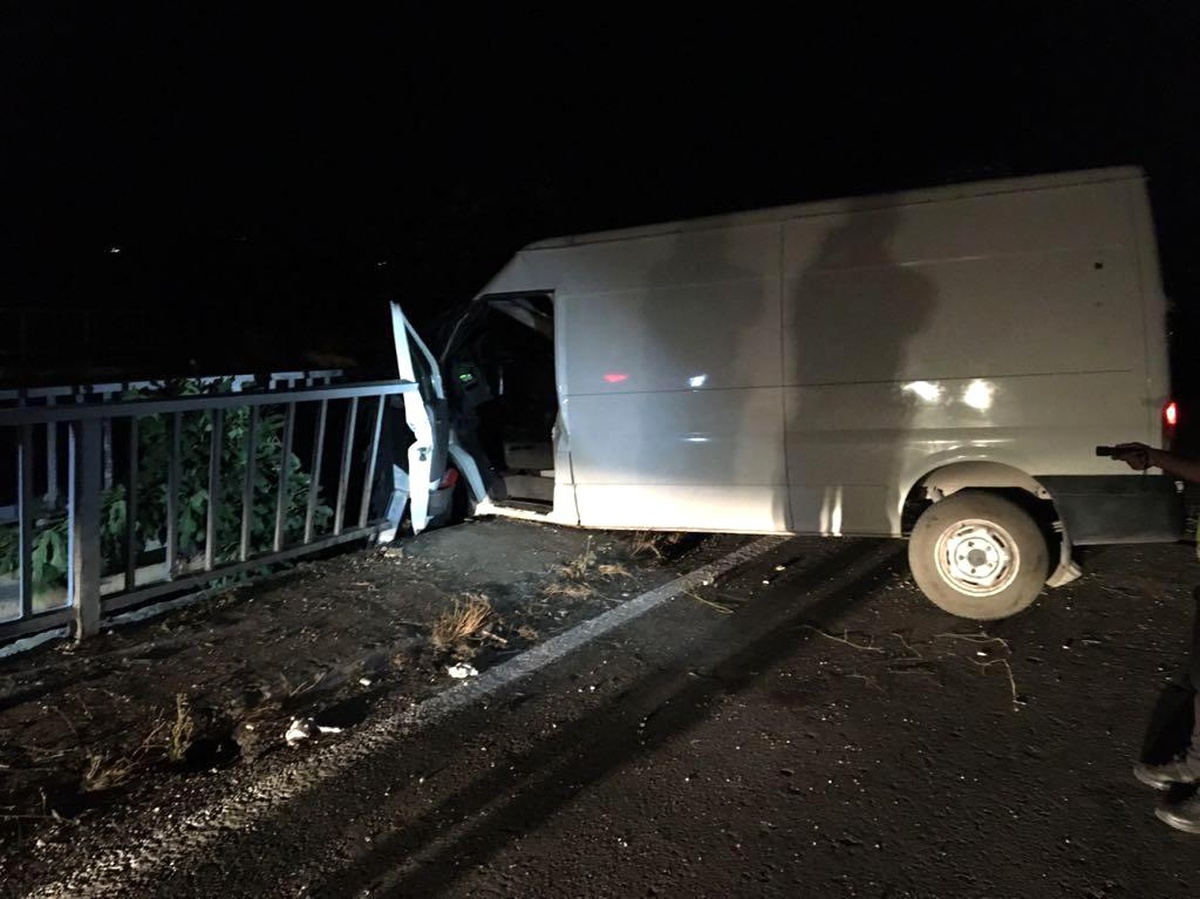 Manisa\'da kamyonet köprü korkuluğuna çarptı: 1 ağır yaralı