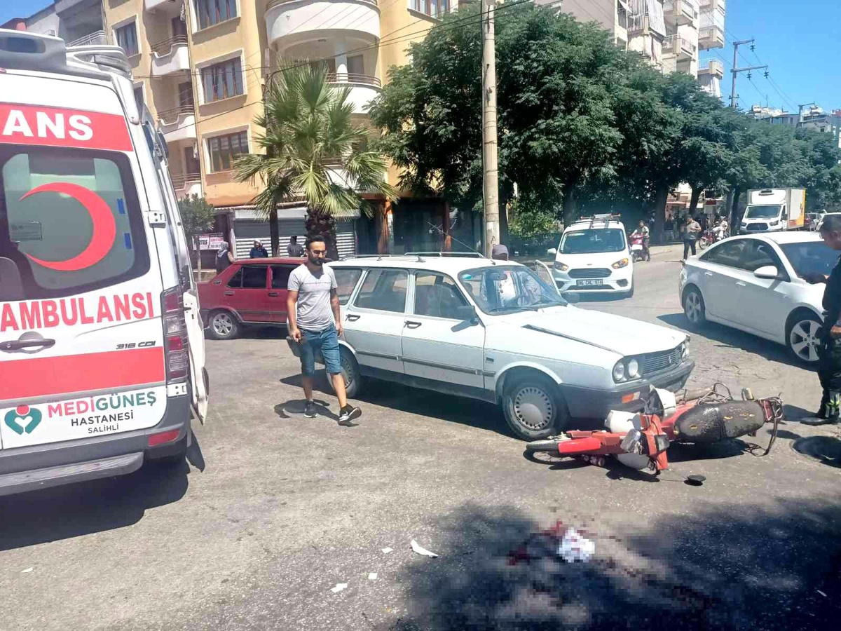Manisa\'da otomobil motosikletle çarpıştı: 3 yaralı