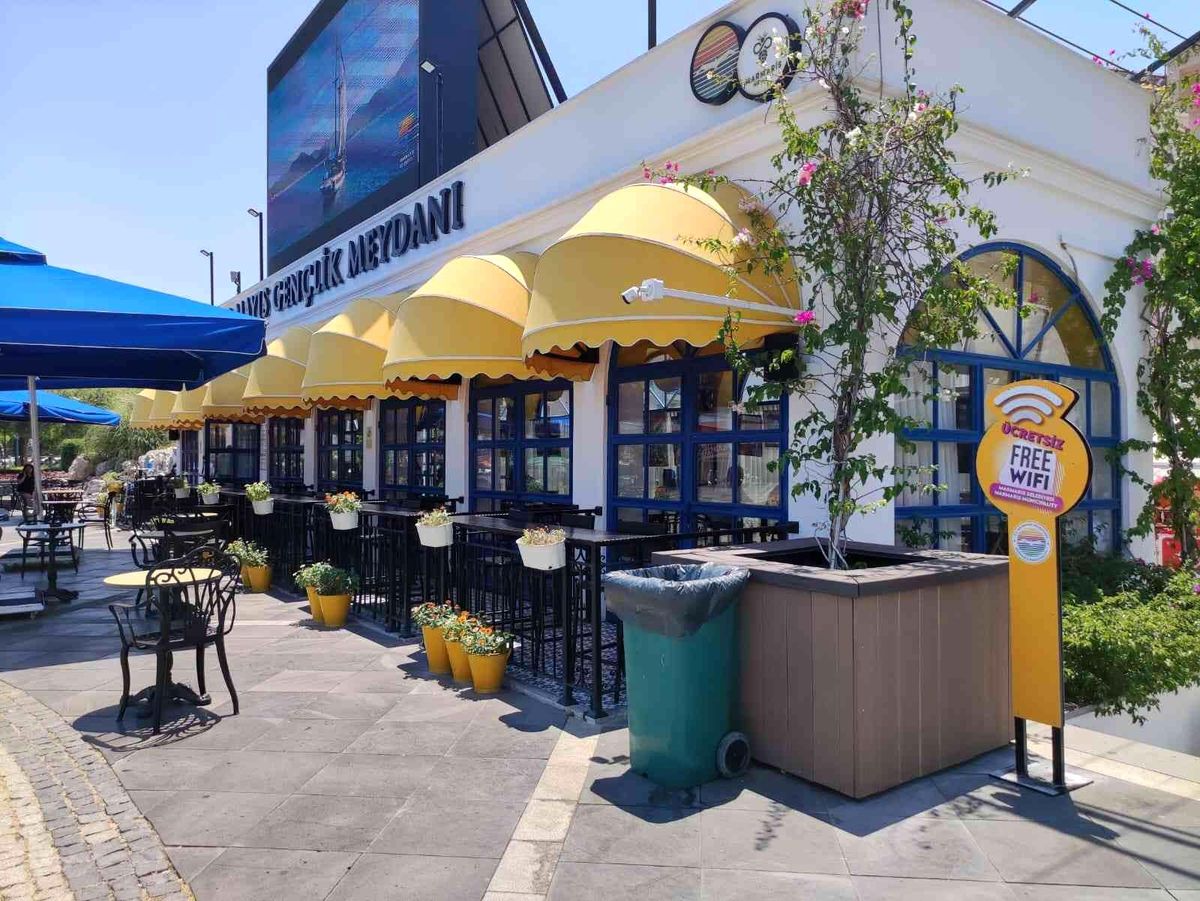 Marmaris Belediyesi, 19 Mayıs Gençlik Meydanı'nda ücretsiz internet hizmeti başlattı